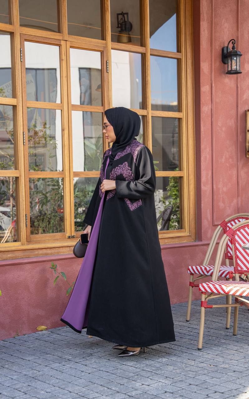 عباية كريب باللون الاسود مع تطريز 
