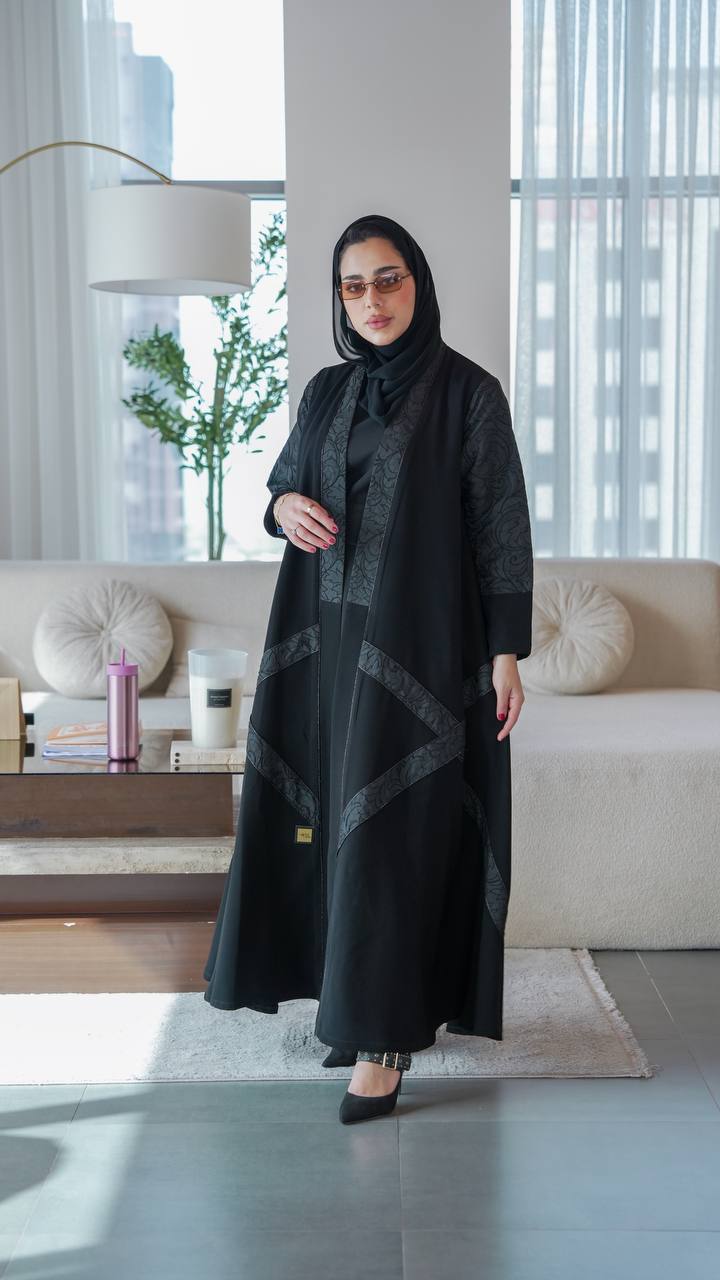 Crepe abaya with jacquard, in black.C:1074