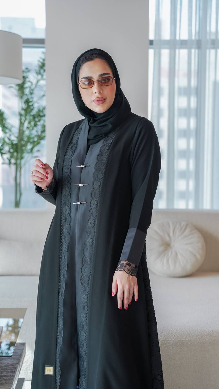 Crepe abaya with satin and lace, in black.C:1075