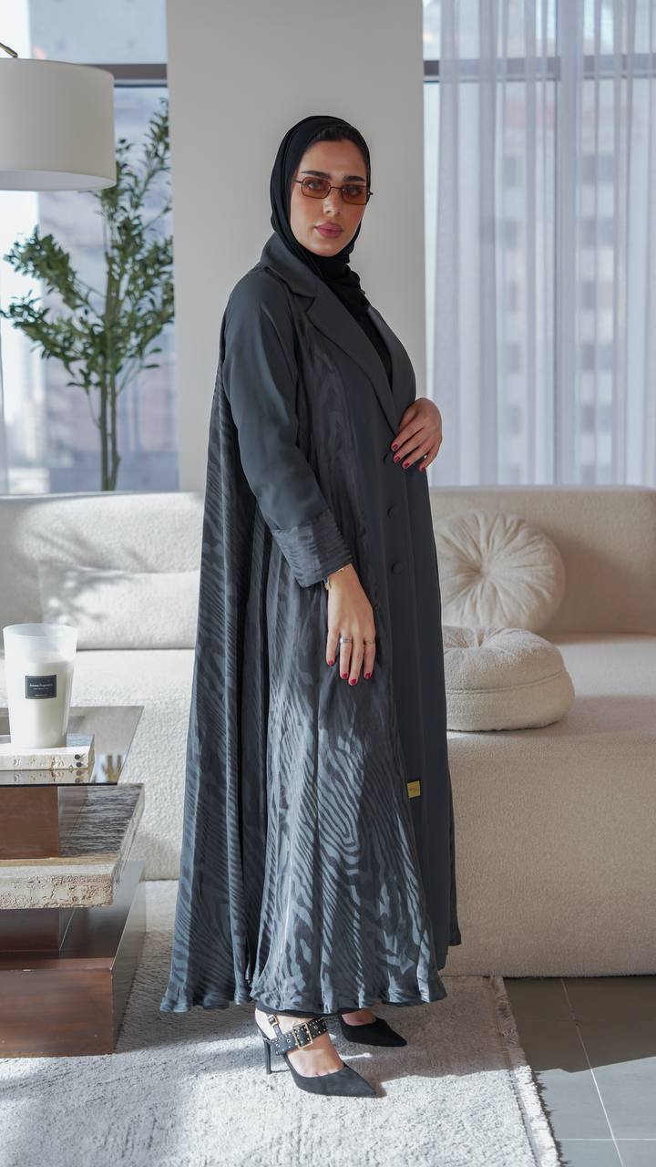 Crepe abaya with silk crepe on the sides, in gray.C:1077