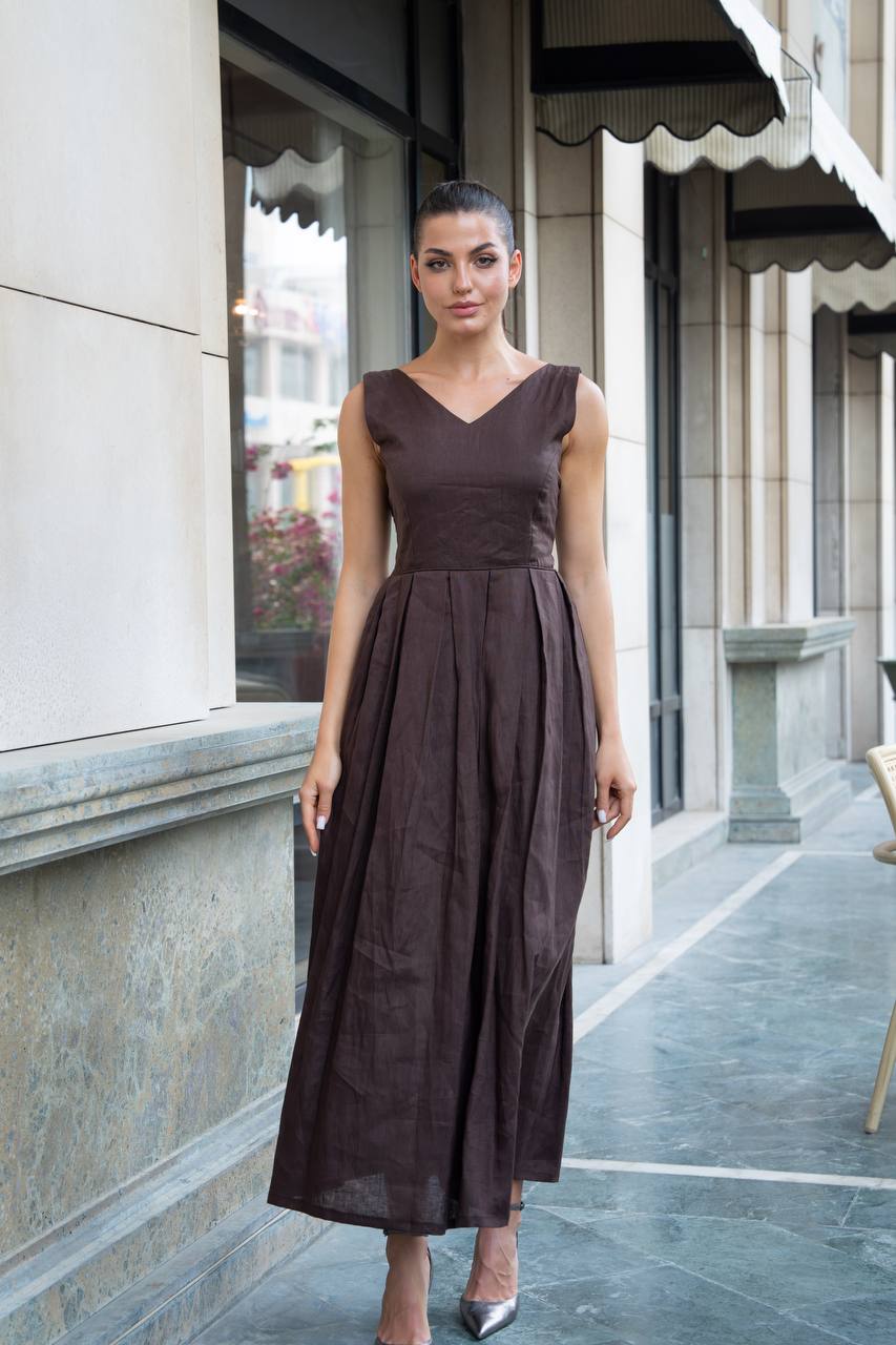 Linen dress in brown. C:1088
