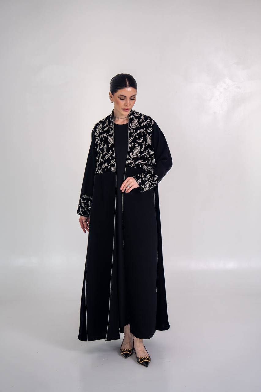 عباية كريب مع مخمل مطرز  