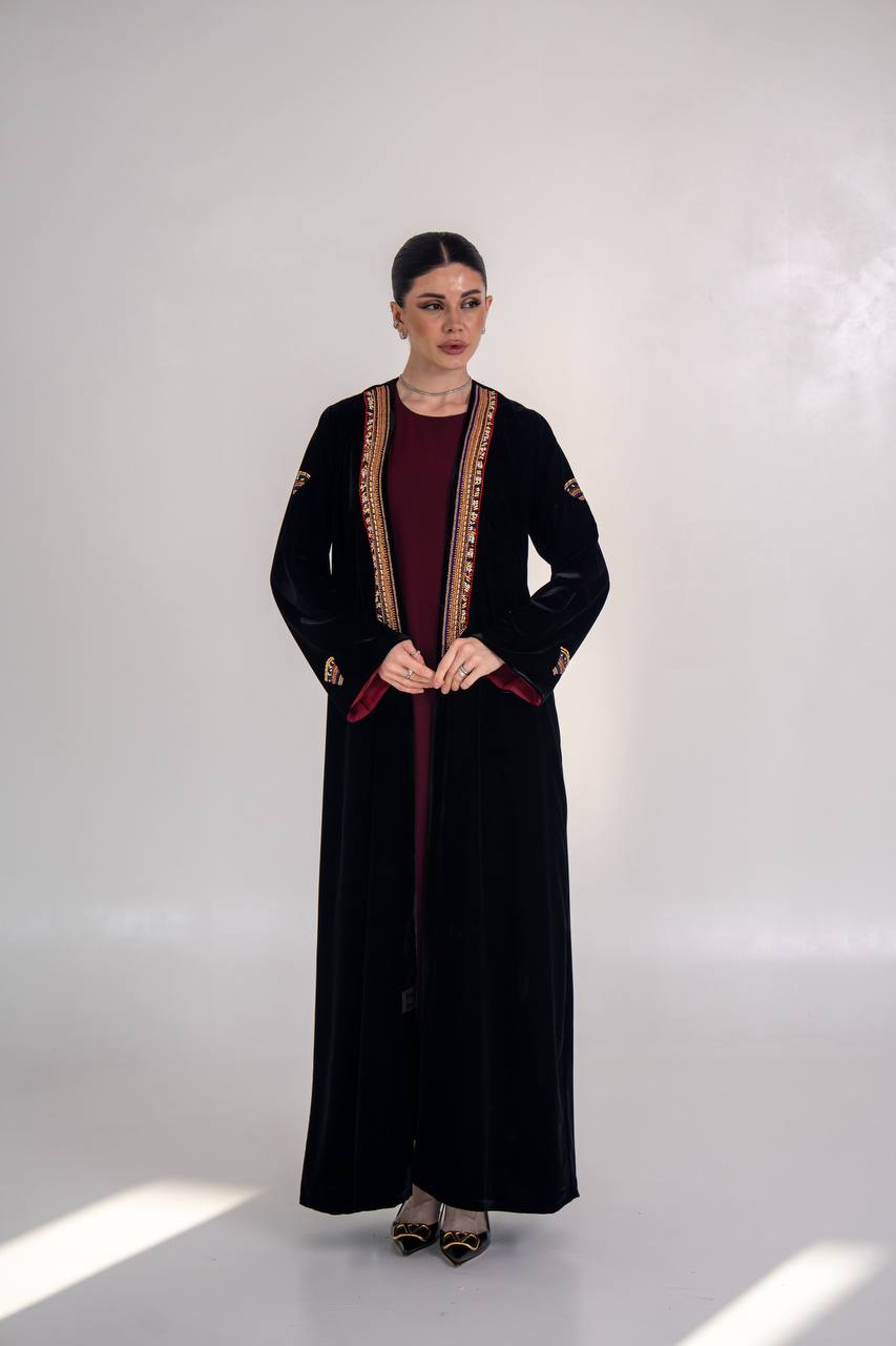 عباية مخمل باللون الاسود مع شك يدوي 