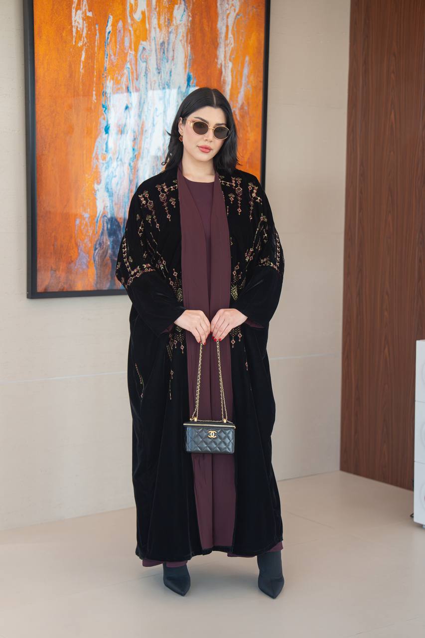 عباية بشت مخمل باللون الاسود مع تطريز 