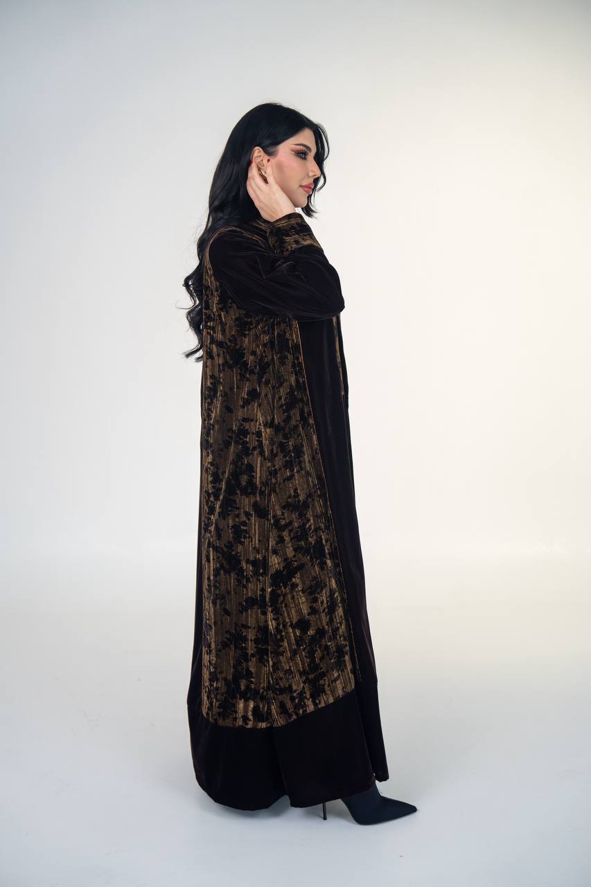 عباية مخمل سادة باللون الاسود مع مخمل مشجر 