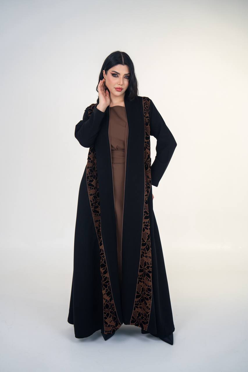 عباية كريب اسود مع مخمل مطرز 