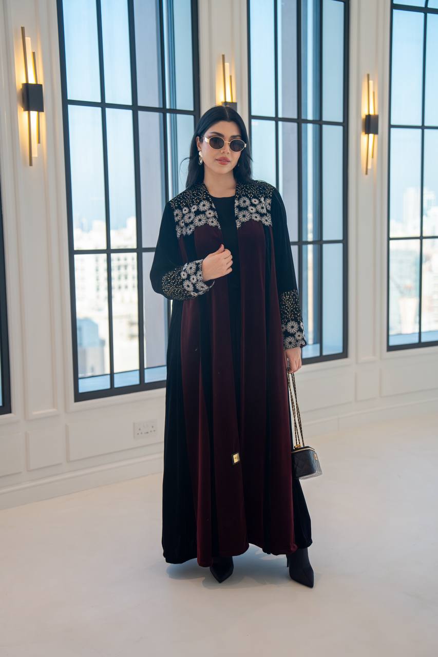 عباية مخمل باللون العنابي مع تطريز 