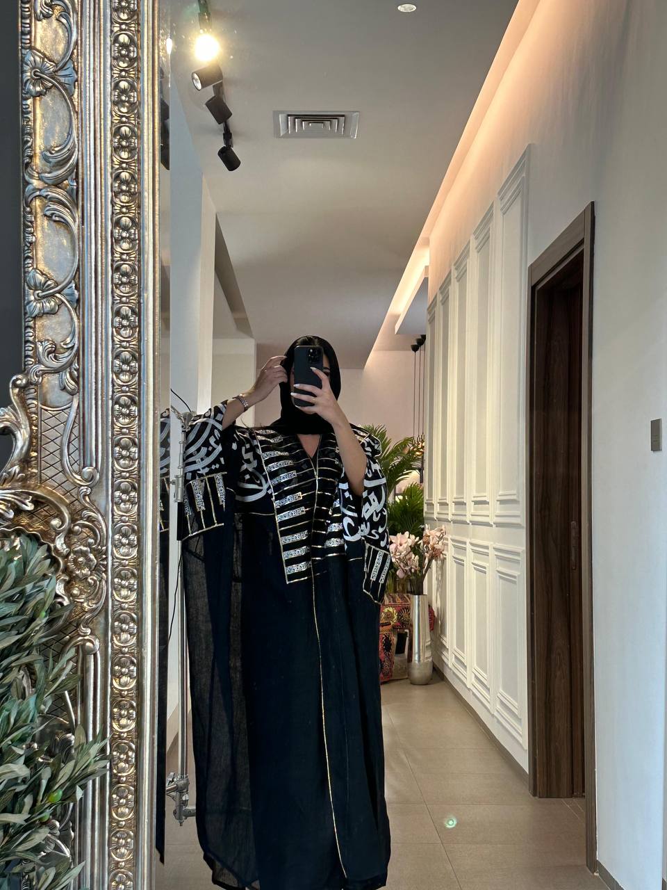 A black burlap cloak.C;1056