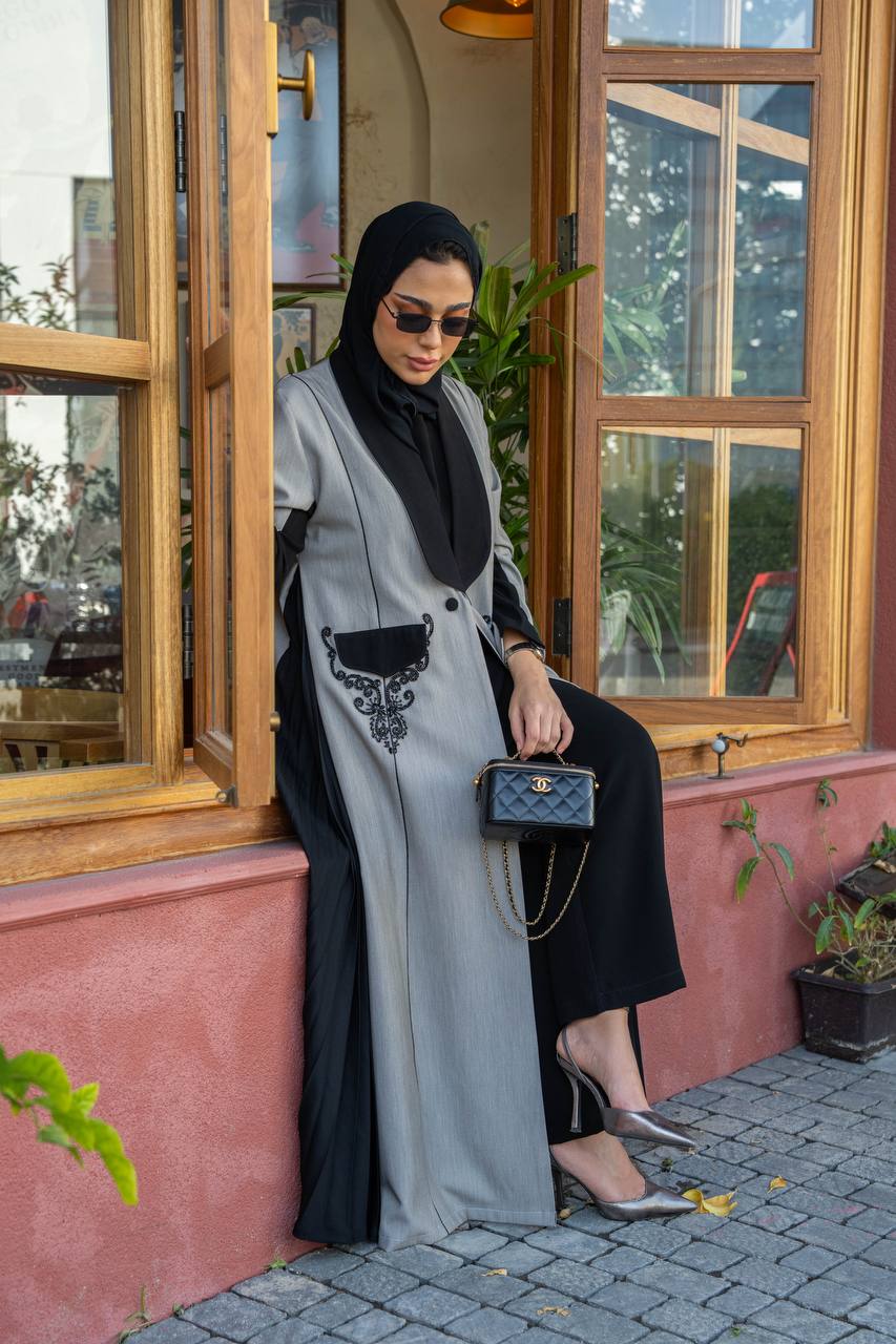 عباية بليزر كريب مع بليسية على الاجناب 