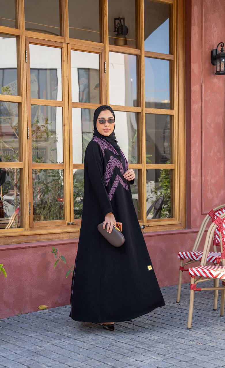عباية كريب باللون الاسود مع تطريز 