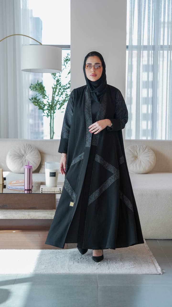 Crepe abaya with jacquard, in black.C:1074