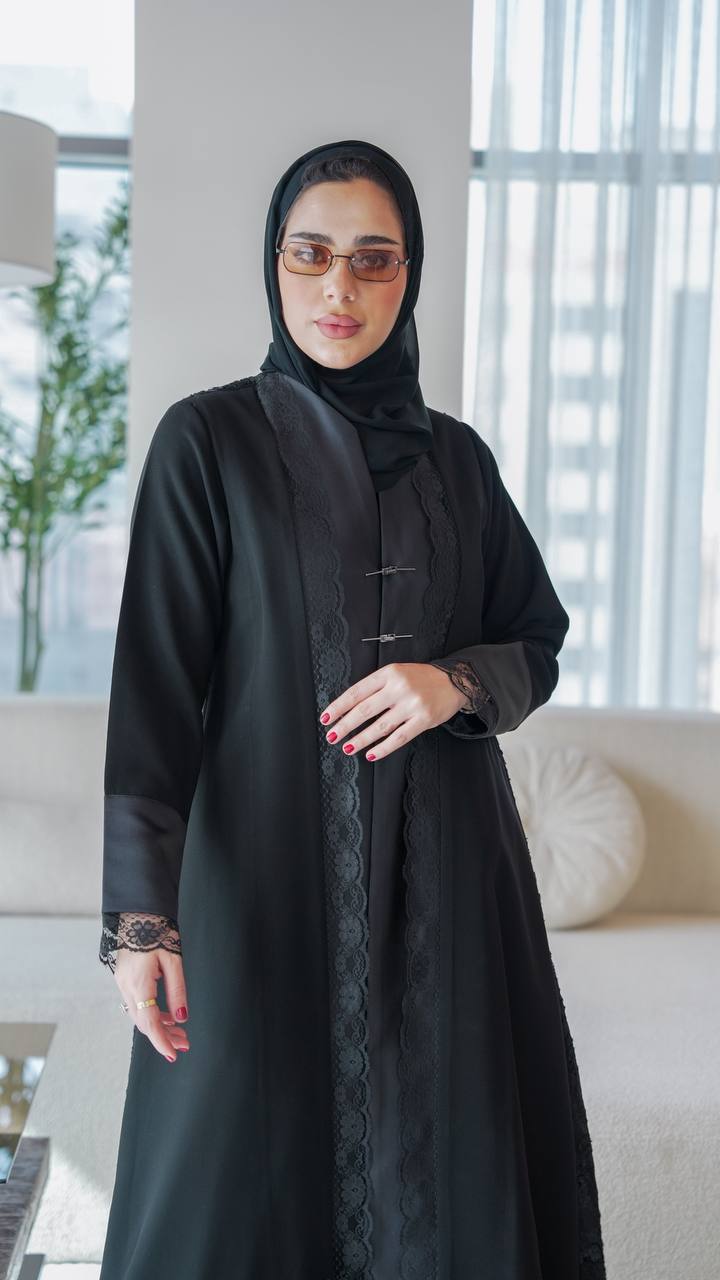 Crepe abaya with satin and lace, in black.C:1075