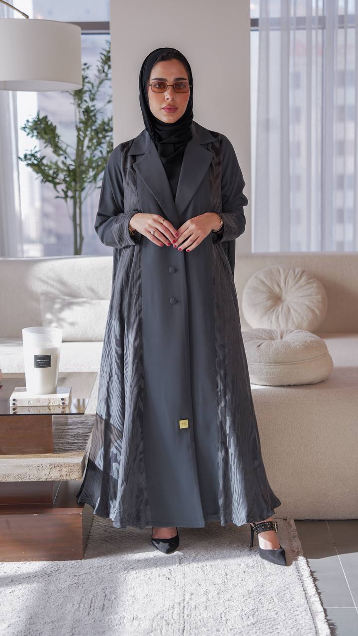 Crepe abaya with silk crepe on the sides, in gray.C:1077