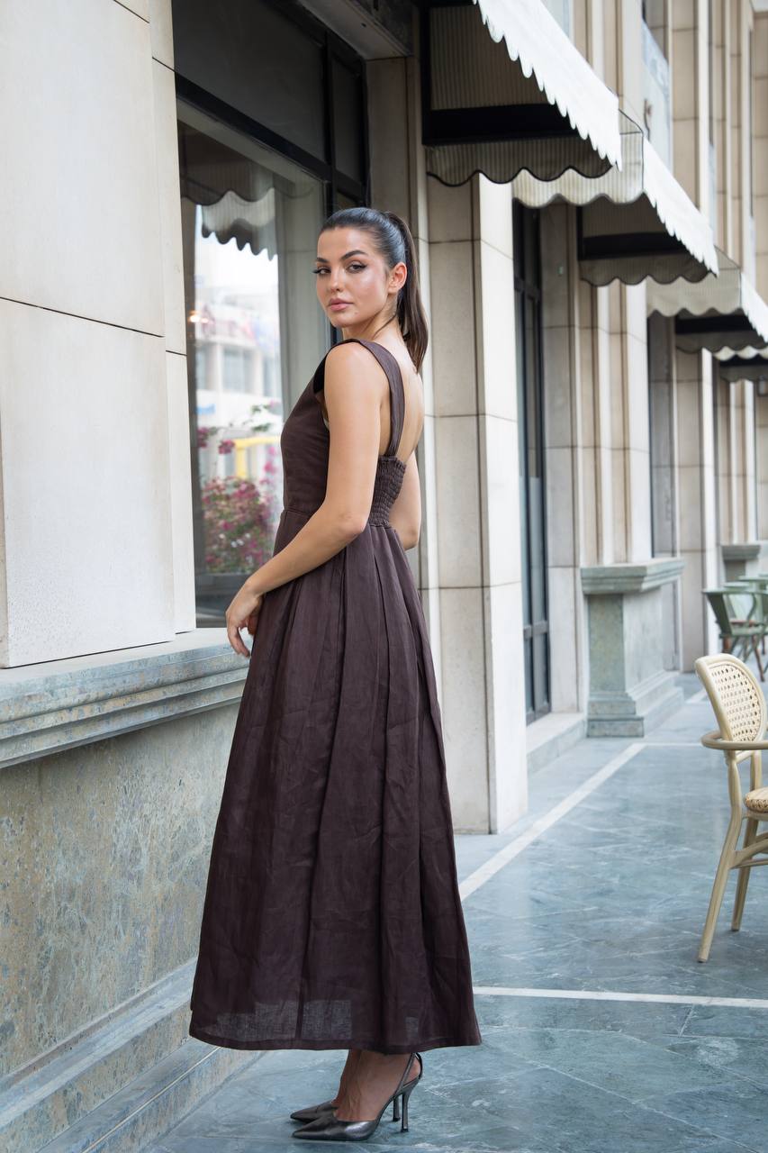 Linen dress in brown. C:1088