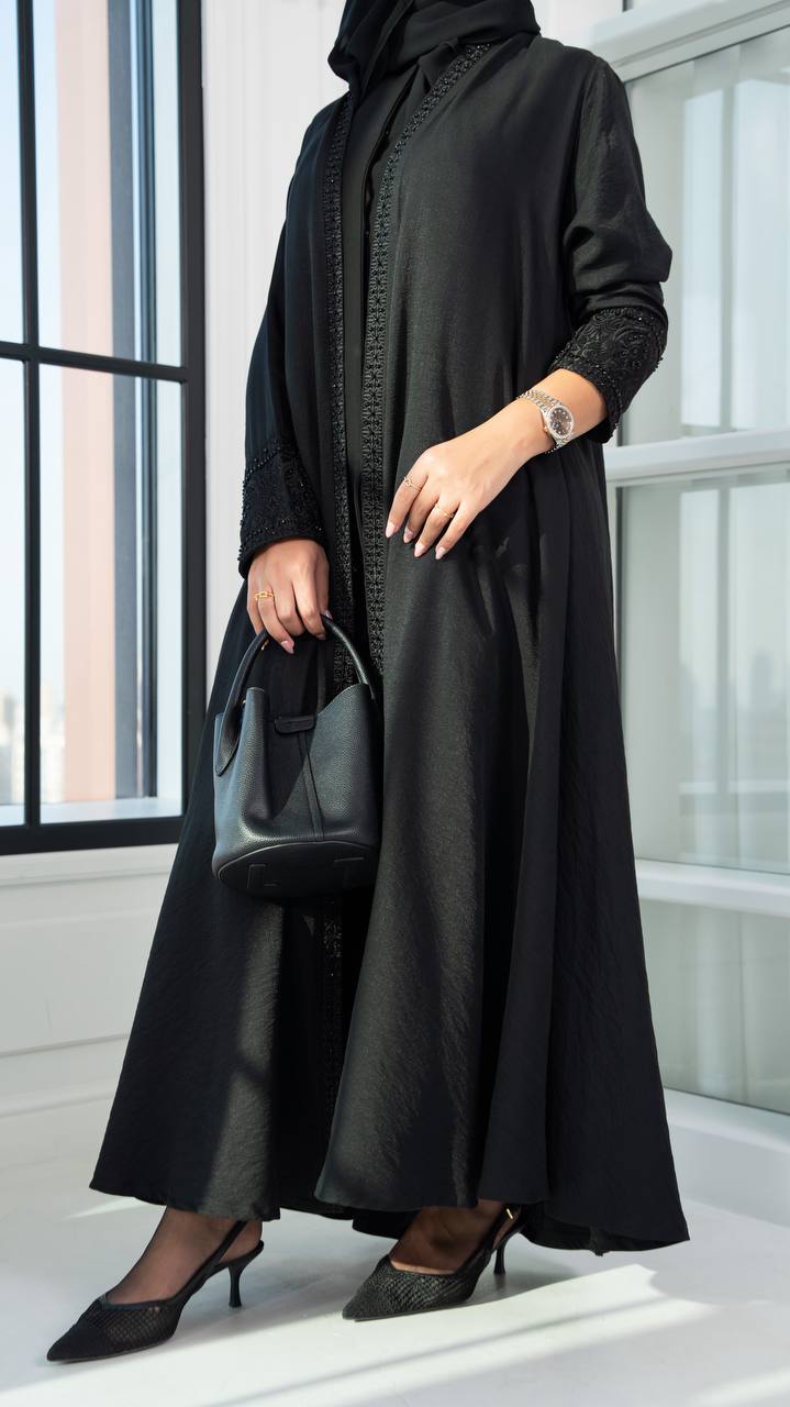 عباية كريب باللون الاسود مع تطريز . C:1099
