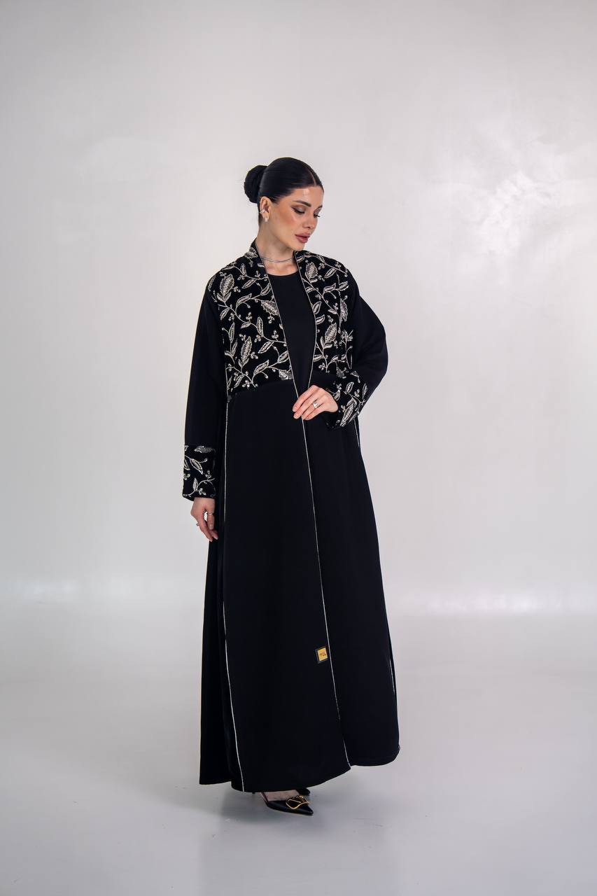 عباية كريب مع مخمل مطرز  