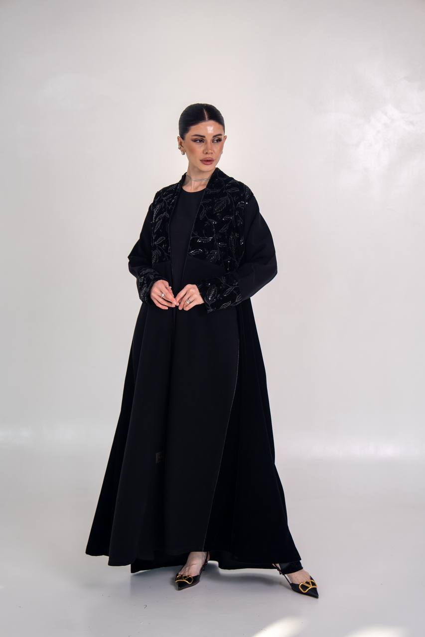 عباية كريب مع المخمل المطرز 