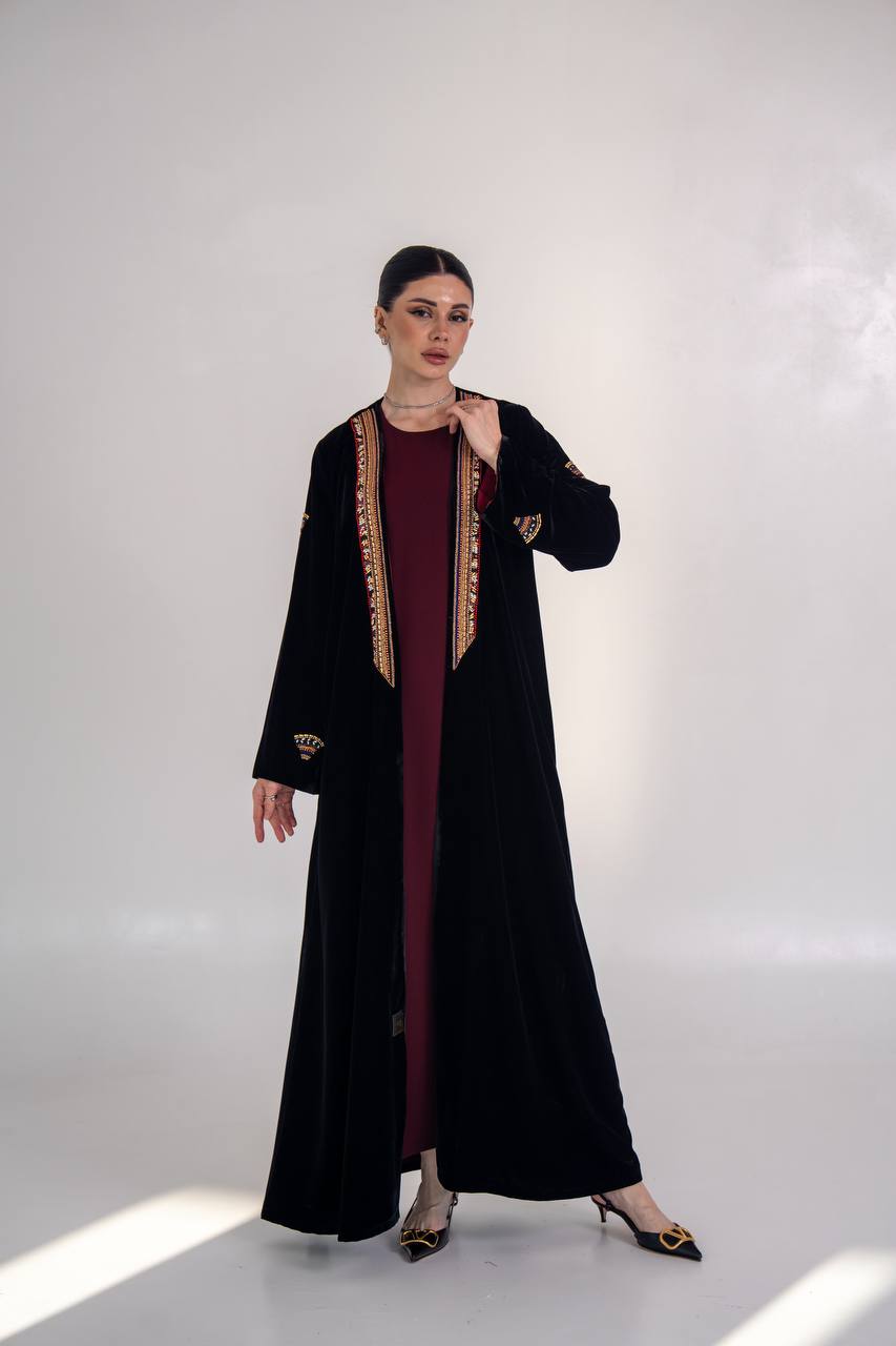 عباية مخمل باللون الاسود مع شك يدوي 
