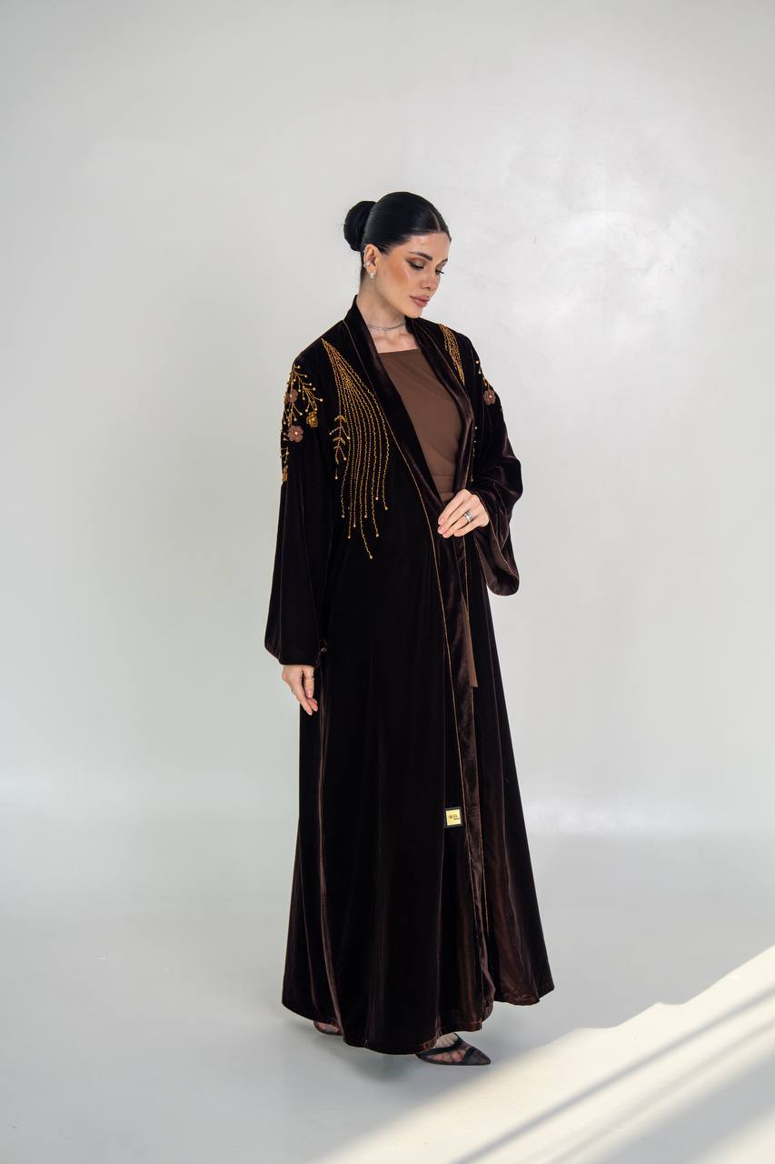 عباية مخمل باللون الاسود مع شك يدوي 