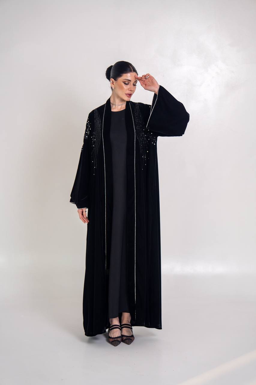 عباية مخمل باللون الاسود مع شك يدوي 