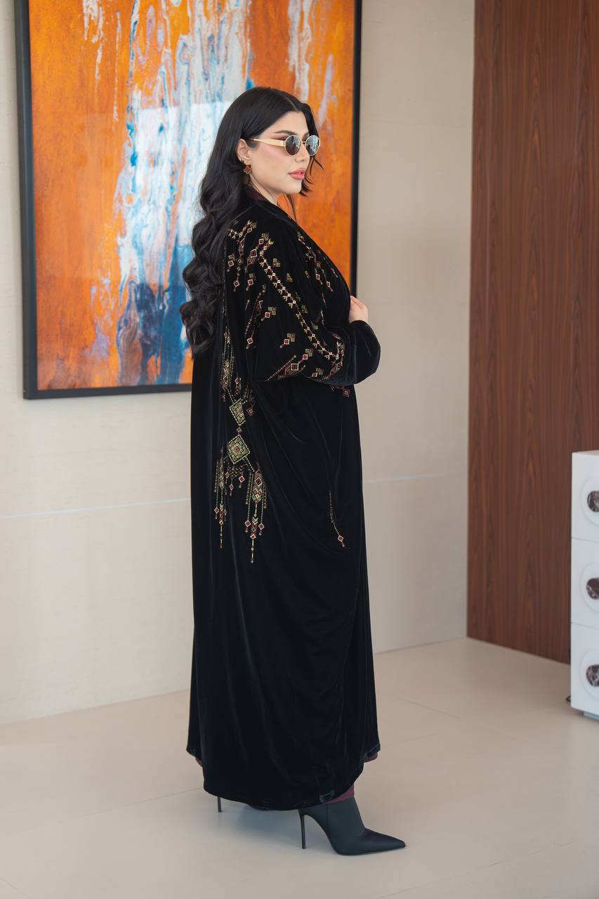 عباية بشت مخمل باللون الاسود مع تطريز 