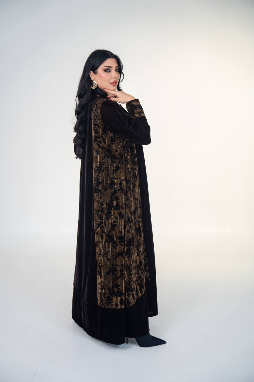 عباية مخمل سادة باللون الاسود مع مخمل مشجر 