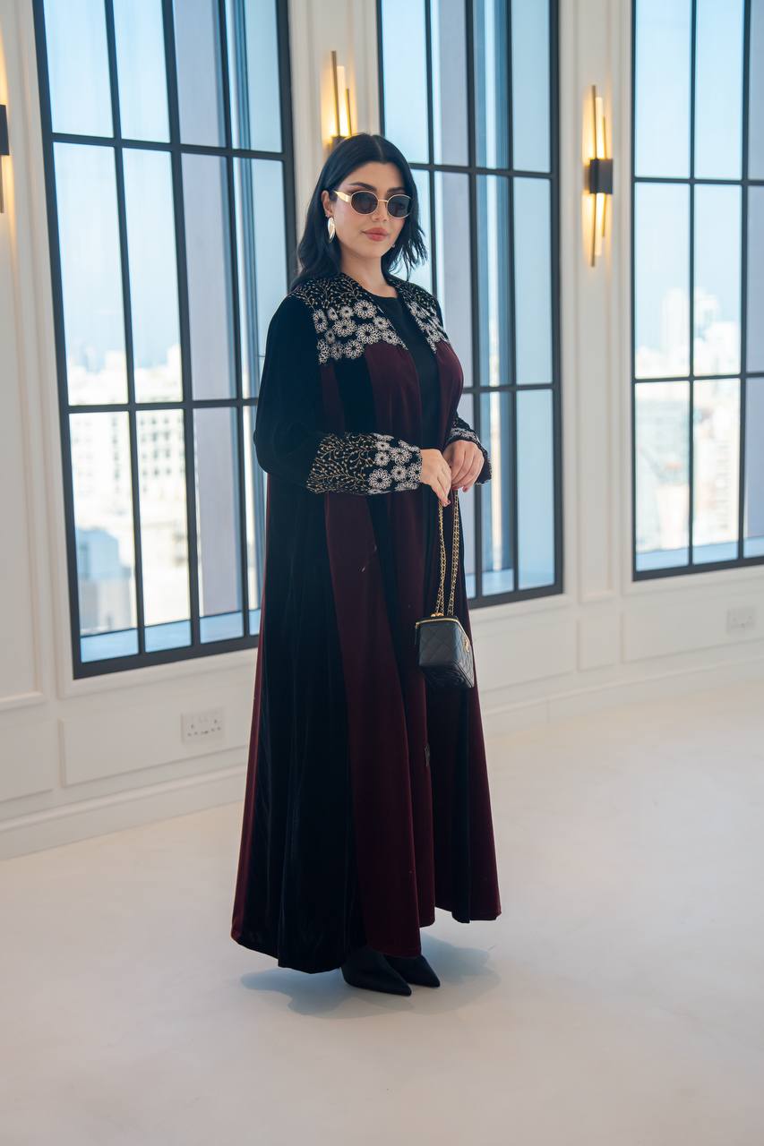 عباية مخمل باللون العنابي مع تطريز 