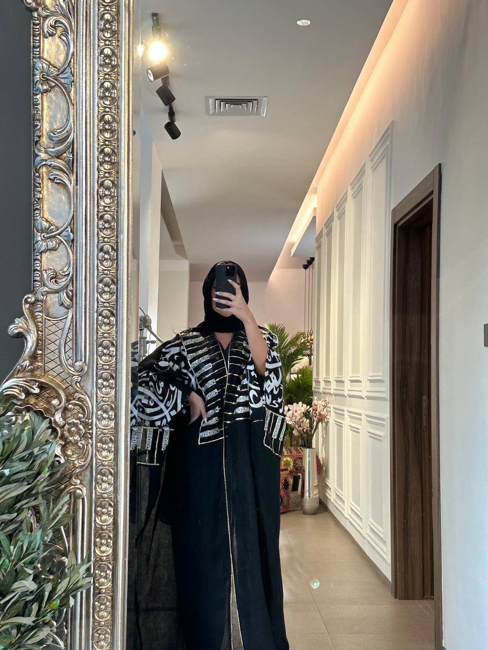 A black burlap cloak.C;1056