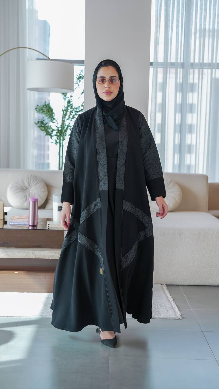 Crepe abaya with jacquard, in black.C:1074
