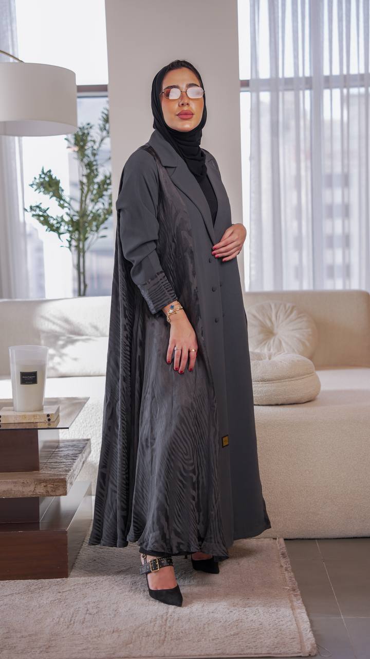 Crepe abaya with silk crepe on the sides, in gray.C:1077