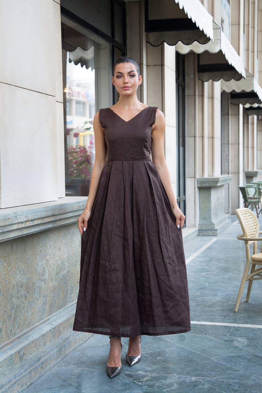 Linen dress in brown. C:1088