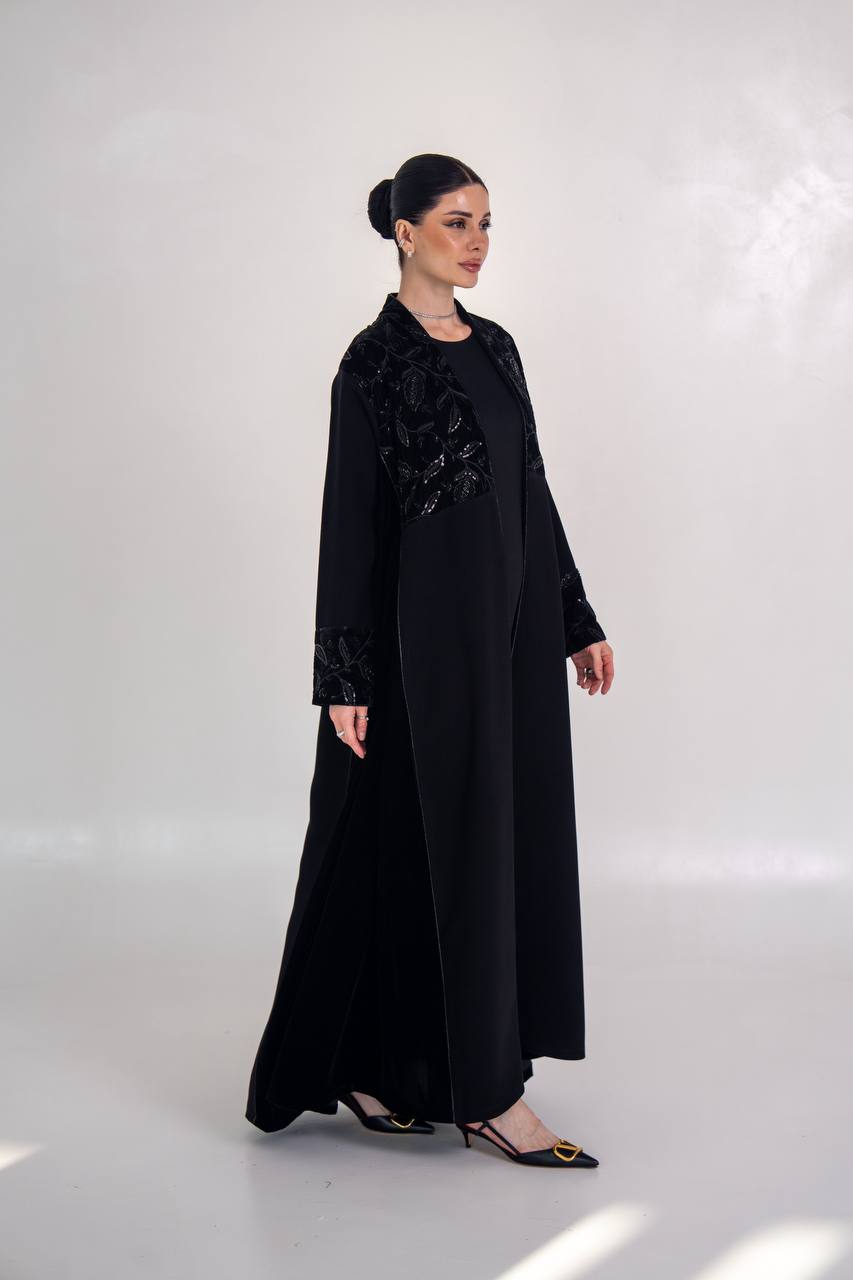 عباية كريب مع المخمل المطرز 