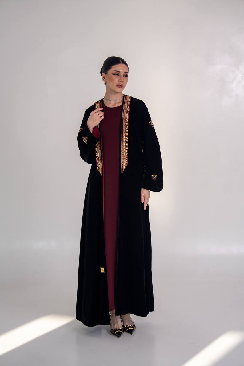 عباية مخمل باللون الاسود مع شك يدوي 