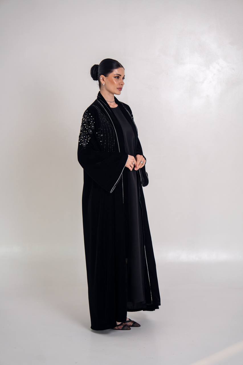 عباية مخمل باللون الاسود مع شك يدوي 