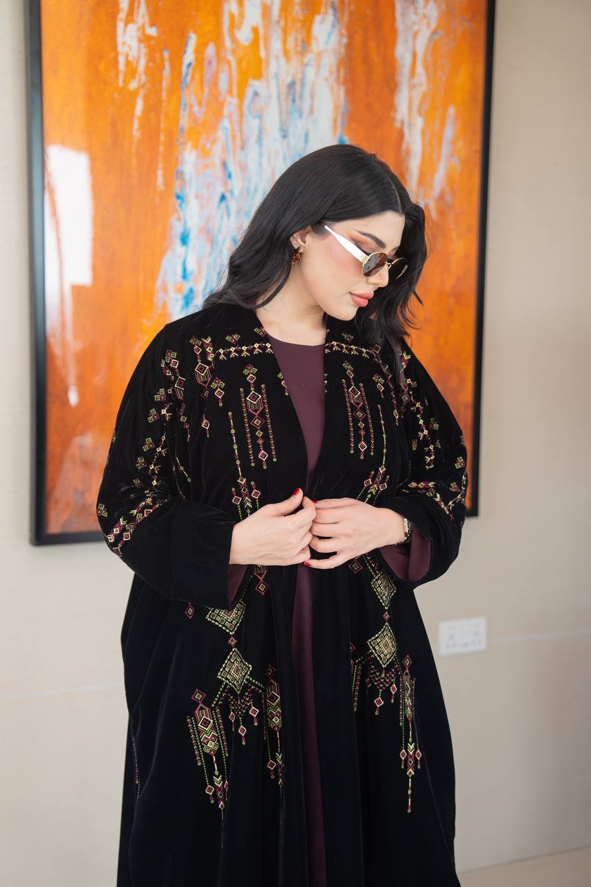 عباية بشت مخمل باللون الاسود مع تطريز 