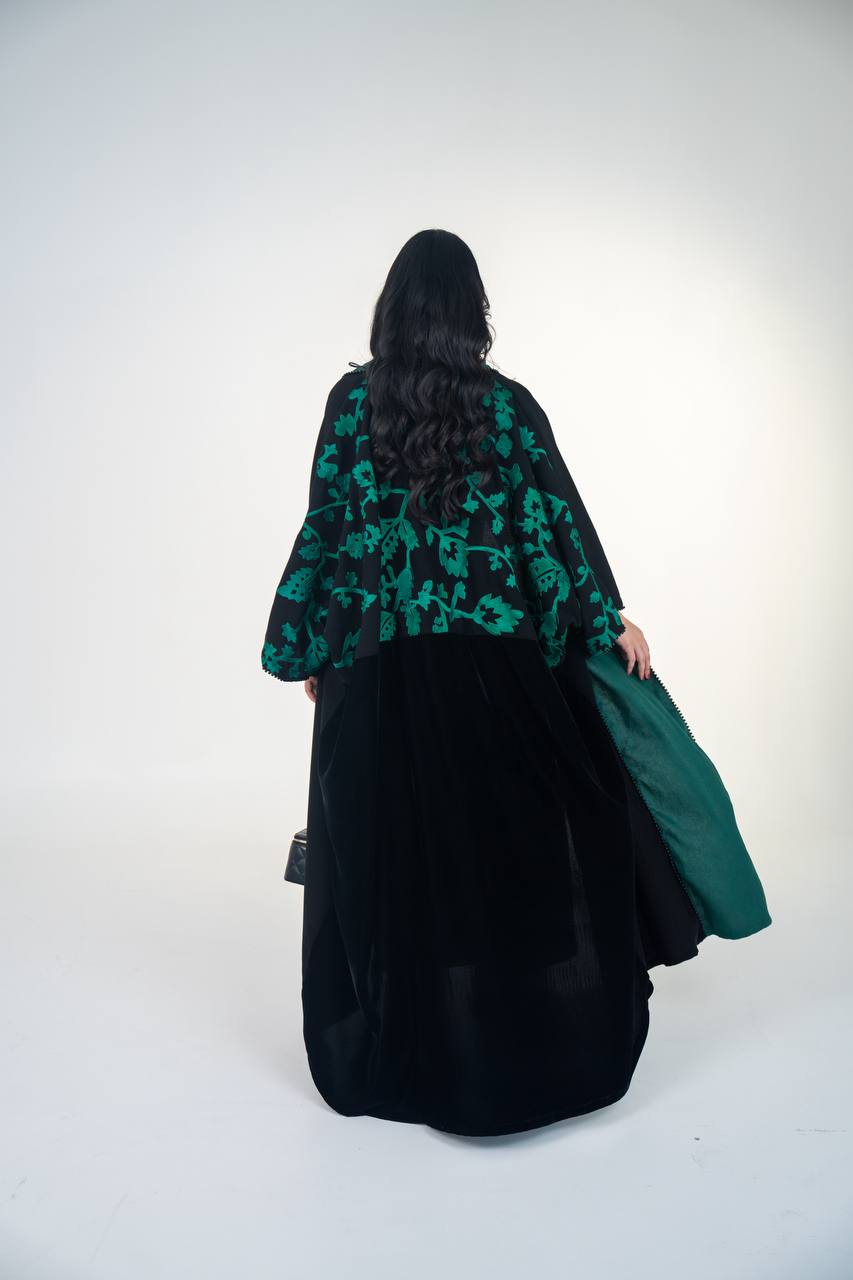 عباية بشت مخمل باللون الاسود مع كريب مطرز اخضر
