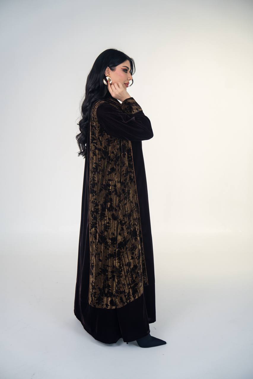 عباية مخمل سادة باللون الاسود مع مخمل مشجر 