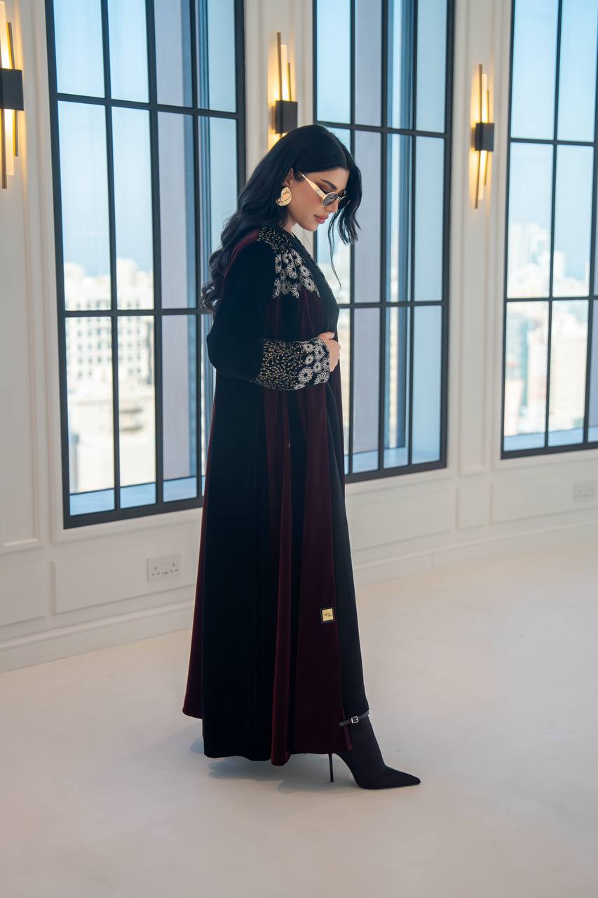 عباية مخمل باللون العنابي مع تطريز 