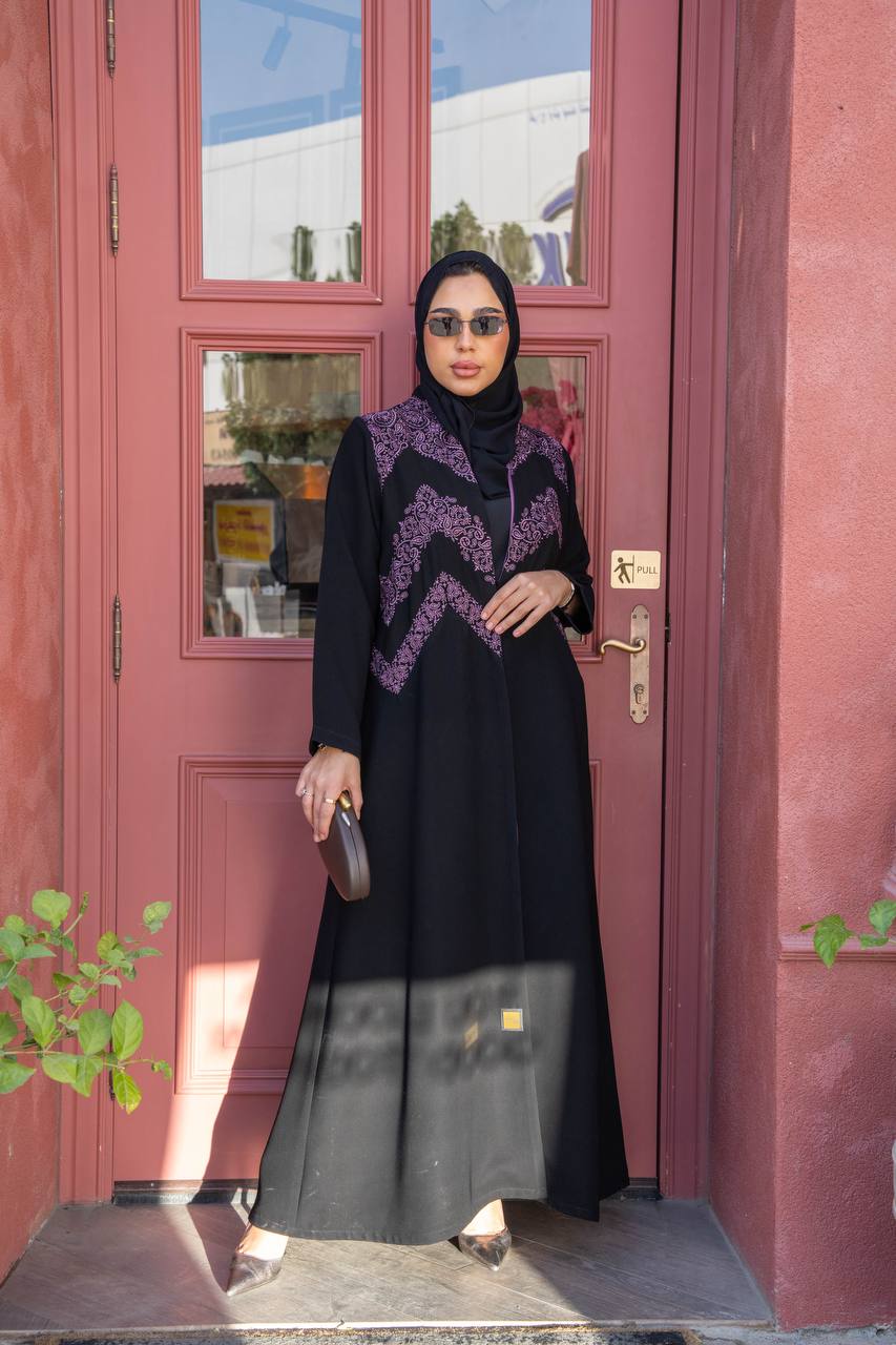 عباية كريب باللون الاسود مع تطريز 