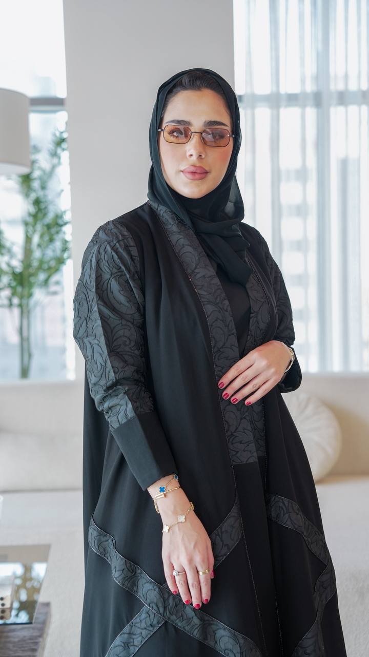 Crepe abaya with jacquard, in black.C:1074