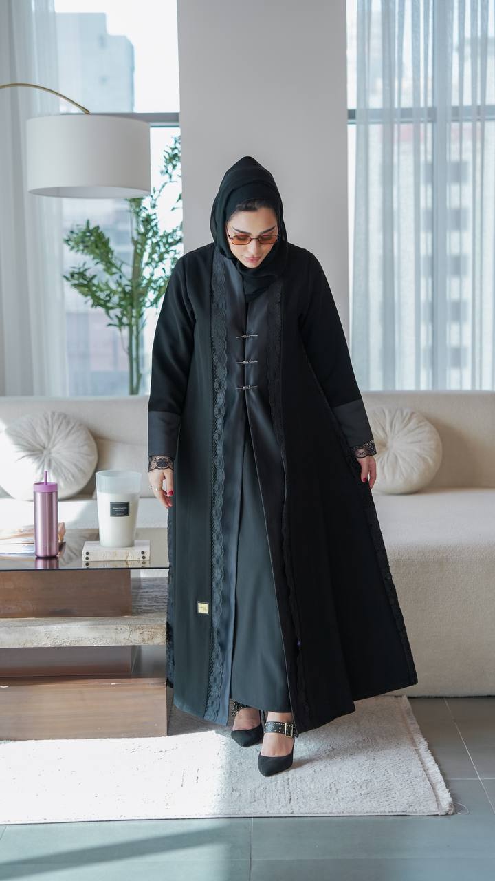 Crepe abaya with satin and lace, in black.C:1075