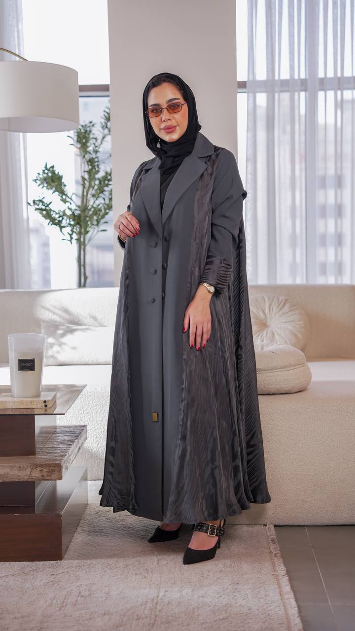 Crepe abaya with silk crepe on the sides, in gray.C:1077