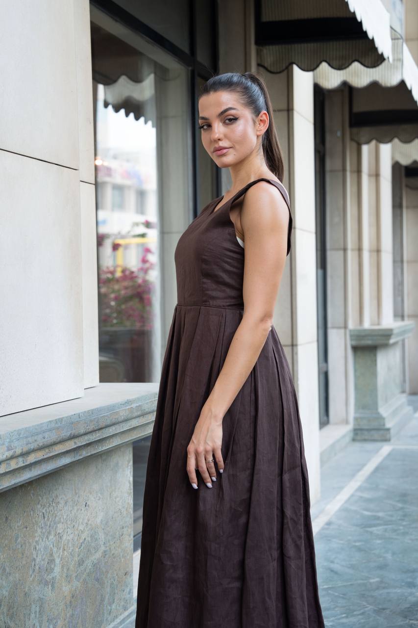 Linen dress in brown. C:1088