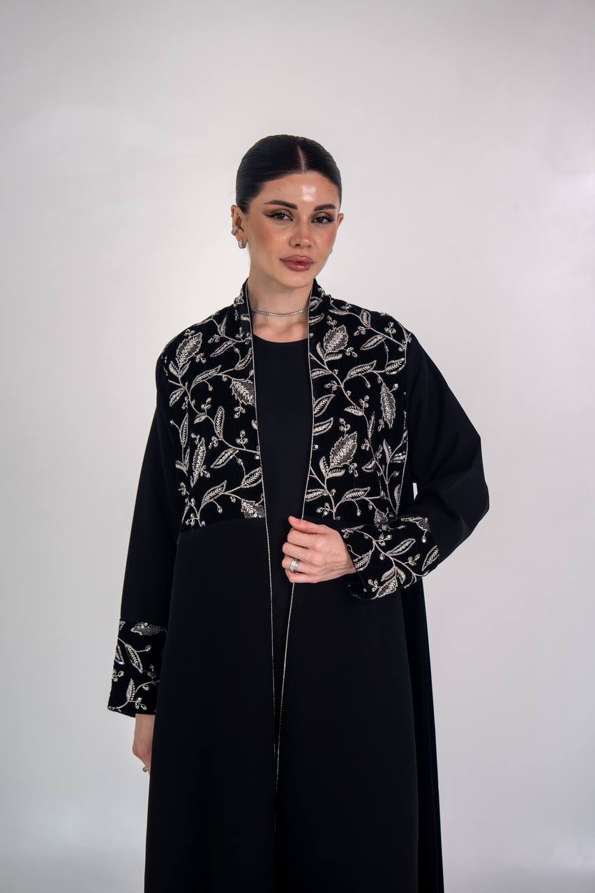 عباية كريب مع مخمل مطرز  