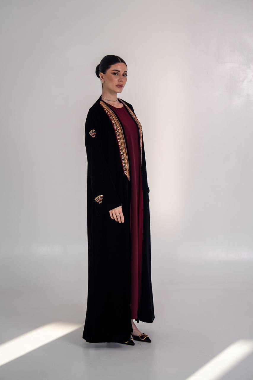 عباية مخمل باللون الاسود مع شك يدوي 