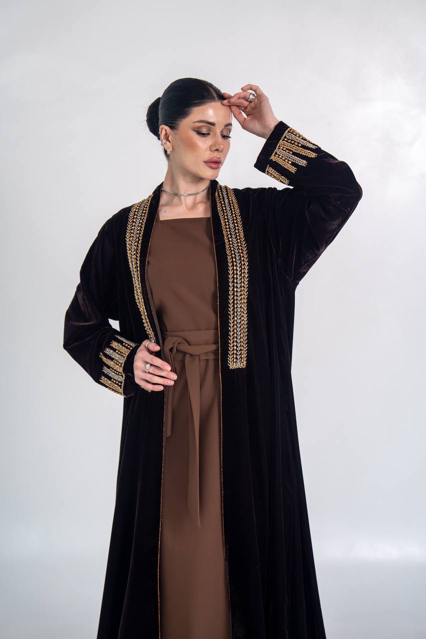 عباية مخمل باللون الاسود مع شك يدوي 