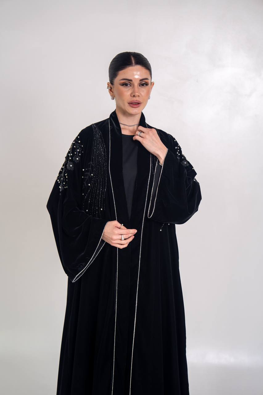 عباية مخمل باللون الاسود مع شك يدوي 