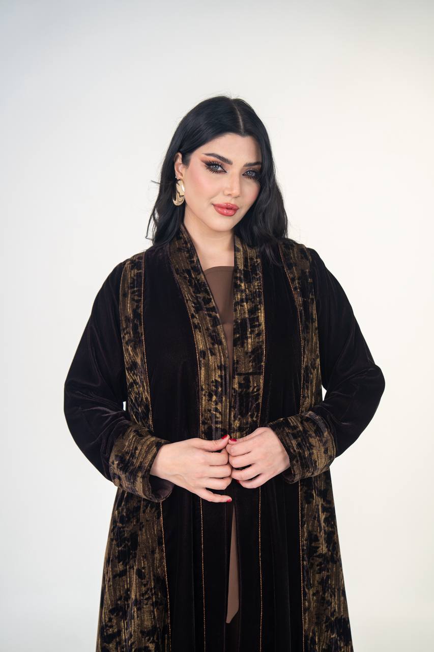 عباية مخمل سادة باللون الاسود مع مخمل مشجر 