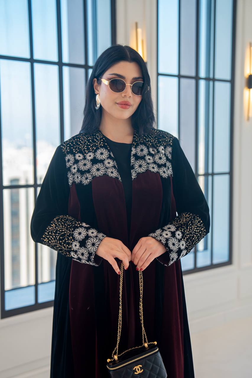 عباية مخمل باللون العنابي مع تطريز 