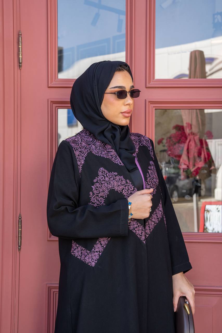 عباية كريب باللون الاسود مع تطريز 